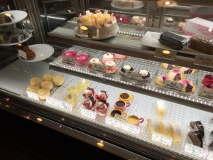 日進市のケーキ屋さん パティスリー結 ゆい のバースデーケーキ よちょのトラグル Travel Gourmet ブログ